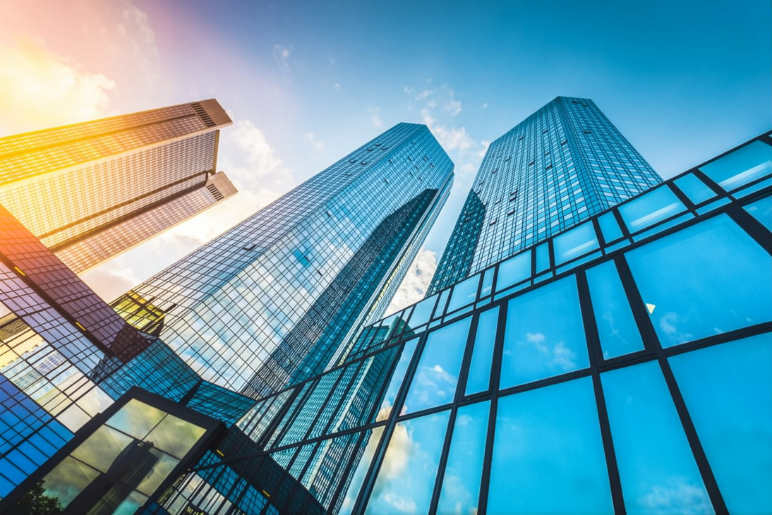 Edificios corporativos asociados a gestión comercial y servicios empresariales
